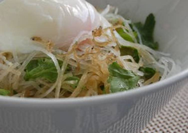 Japanese-style Daikon Radish and Chrysanthemum Greens Salad with Jako Fish