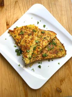 صورة لوصفة عجة البطاطس المبشوره سهله وسريعه 🥕🥔🍳🌿