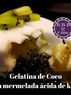 Una foto de Gelatina de coco con mermelada ácida de kiwi