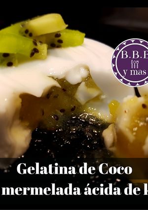 Una foto de Gelatina de coco con mermelada ácida de kiwi