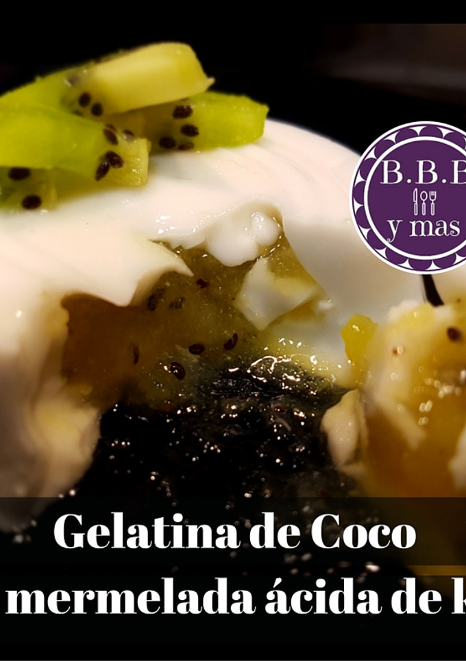 Una foto de Gelatina de coco con mermelada ácida de kiwi