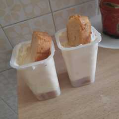 Una foto de Vasitos de mascarpone al limón con bizcocho