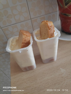 Una foto de Vasitos de mascarpone al limón con bizcocho