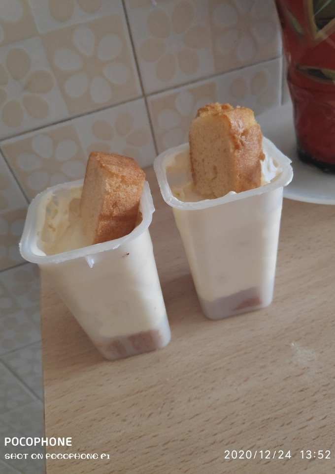 Una foto de Vasitos de mascarpone al limón con bizcocho