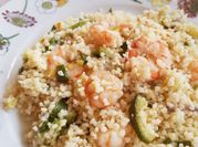 Una foto di cous cous zucchine