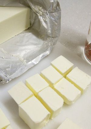 A picture of How to Cut Cream Cheese Neatly.