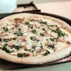 A picture of chicken spinach pizza.