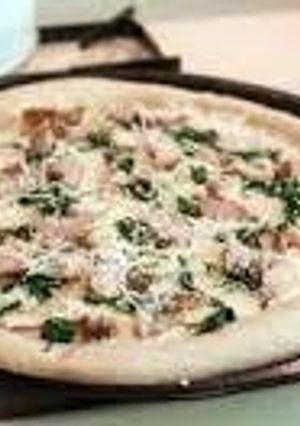 A picture of chicken spinach pizza.
