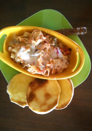 A picture of Tuna-noodle-veggie casserole.