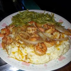 A picture of Shrimp and Grits.