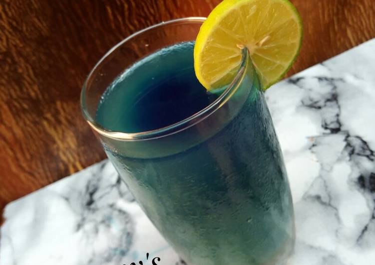 Steps to Prepare Perfect Cucumber and mint blue lemonade