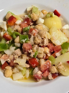 Una foto de Ensalada campera con garbanzos