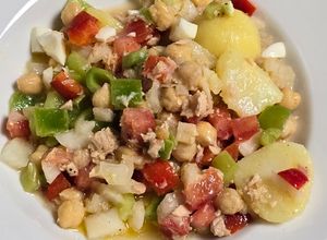 Foto principal de Ensalada campera con garbanzos