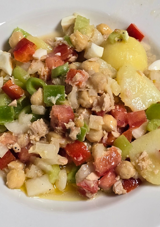 Una foto de Ensalada campera con garbanzos