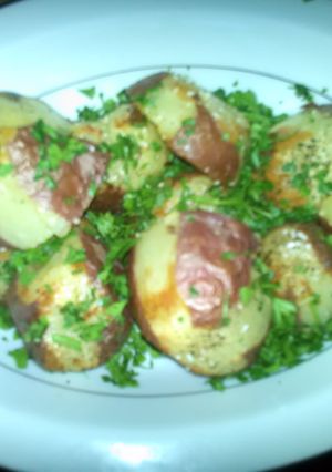 A picture of Garlicky parsley red potatoes.