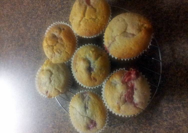 Easy Way to Prepare Appetizing White Chocolate and Berry Muffins