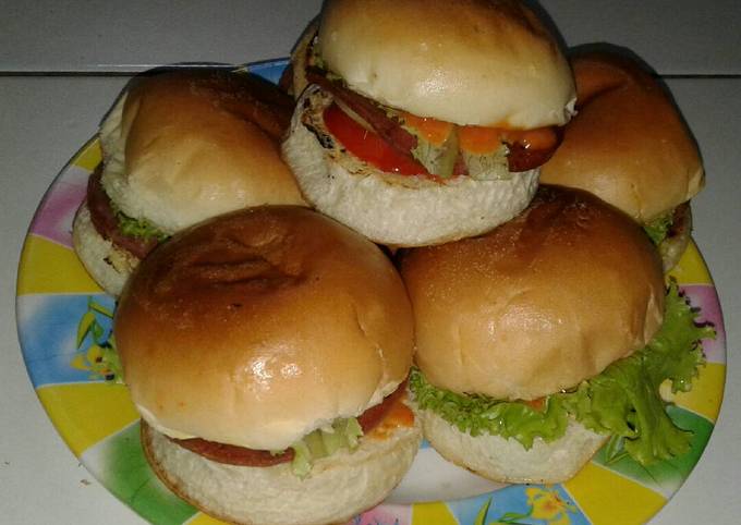 Resep Burger 🍔Simple Minimalis.. 😊👌 Oleh 🌹Uwii_ Wahyunii🌹 - Cookpad