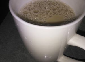 Una foto de Agua de panela con leche y canela