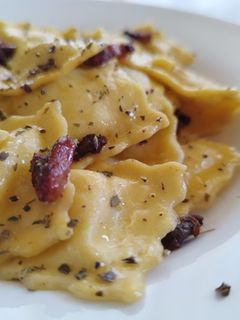 Una foto de Raviolis de queso en salsa de mantequilla de bacon y ajo