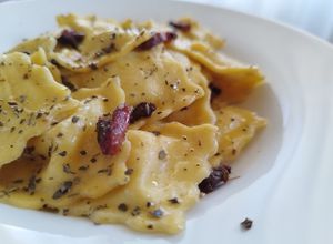Foto principal de Raviolis de queso en salsa de mantequilla de bacon y ajo