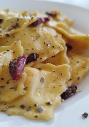 Foto principal de Raviolis de queso en salsa de mantequilla de bacon y ajo