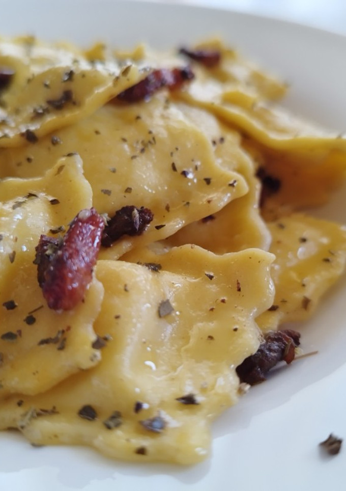Una foto de Raviolis de queso en salsa de mantequilla de bacon y ajo