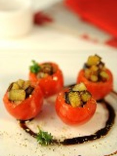 Una foto de Aperitivo de tomates cherry y berenjena