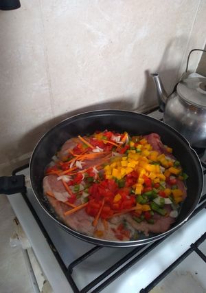 Una foto de Bifes de cerdo con papas y verduras