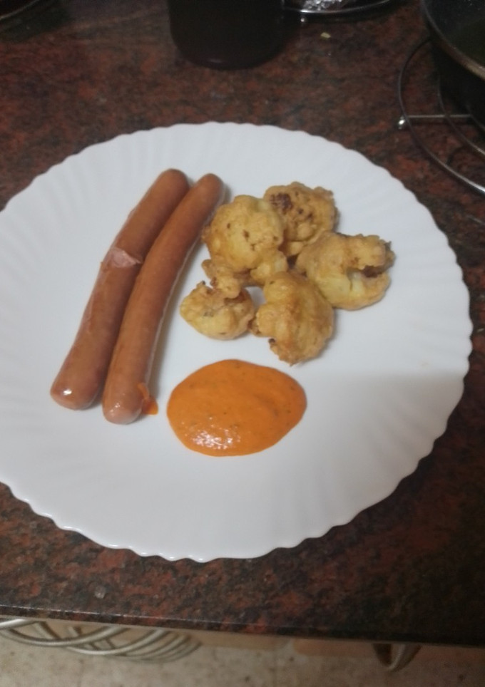 Una foto de Coliflor rebozada con salchichas y mojo de pimiento