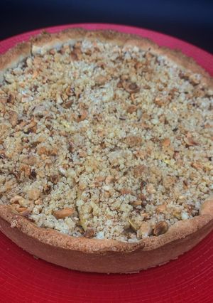 Une photo de Tarte aux pommes et crumble noisettes