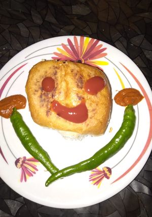 વડા પાઉં (Vada Pau Recipe In Gujarati) રેસીપી મુખ્ય ફોટો