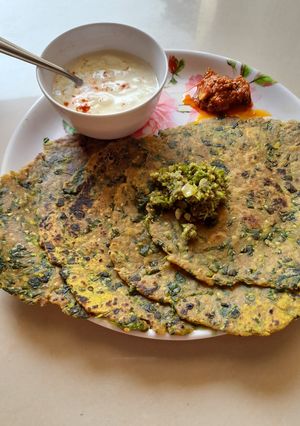 मेथीचे पराठे (methiche paratha recipe in marathi) रेसिपी चे मुख्य फोटो 