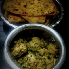 A picture of Malai methi chicken with dhaniya paratha.