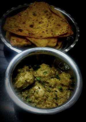 A picture of Malai methi chicken with dhaniya paratha.