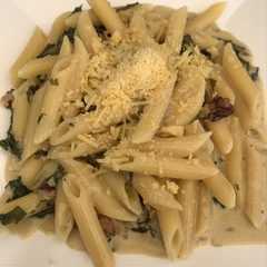 A picture of Penne con kale.