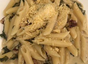 Una foto de Penne con kale