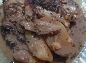 Una foto de Aletas de raya con papas en salsa de cebolla a la cerveza negra