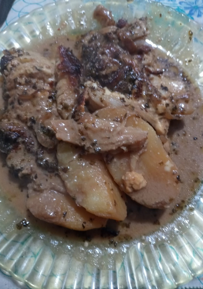 Una foto de Aletas de raya con papas en salsa de cebolla a la cerveza negra