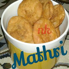 A picture of Mathri (salty crackers).