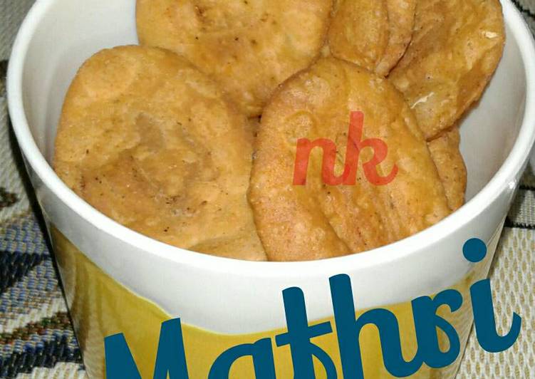 Mathri (salty crackers)