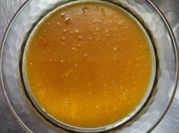 Una foto de sopa con lechuga