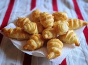Una foto de croissants relleno