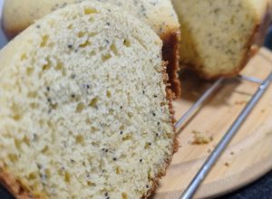 Una foto de Budín de vainilla y semillas de amapola