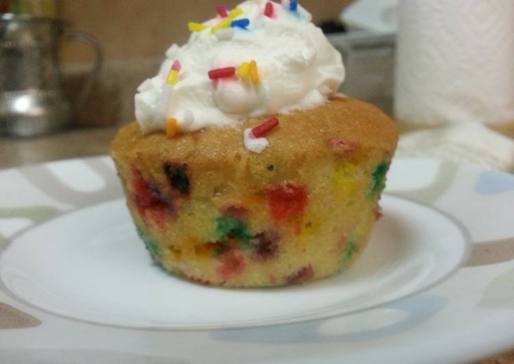 Easy Way to Make Yummy Sprinkle Cupcakes