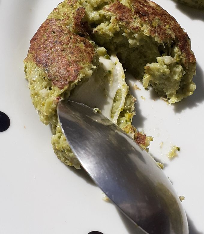 Una foto de Medallón de brócoli con corazón de queso (sin huevo)