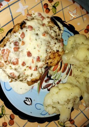 A picture of chicken in Basil cream.