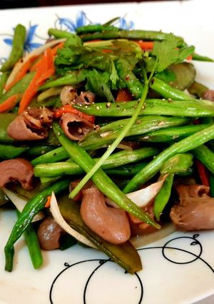 Hình của món Bao tử cá xào đậu.