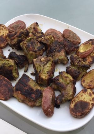 Une photo de Chevreau mariné grillé façon travers et ses pommes de terre