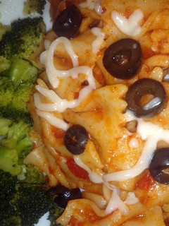 A picture of Garlic Pasta with tomatoes.