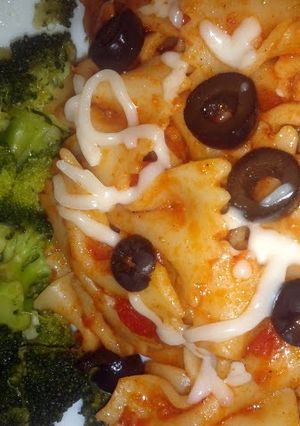 A picture of Garlic Pasta with tomatoes.